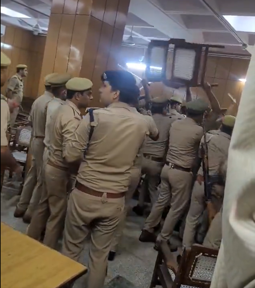 Ghaziabad District and Session Court Chaos lawyers clash with police 