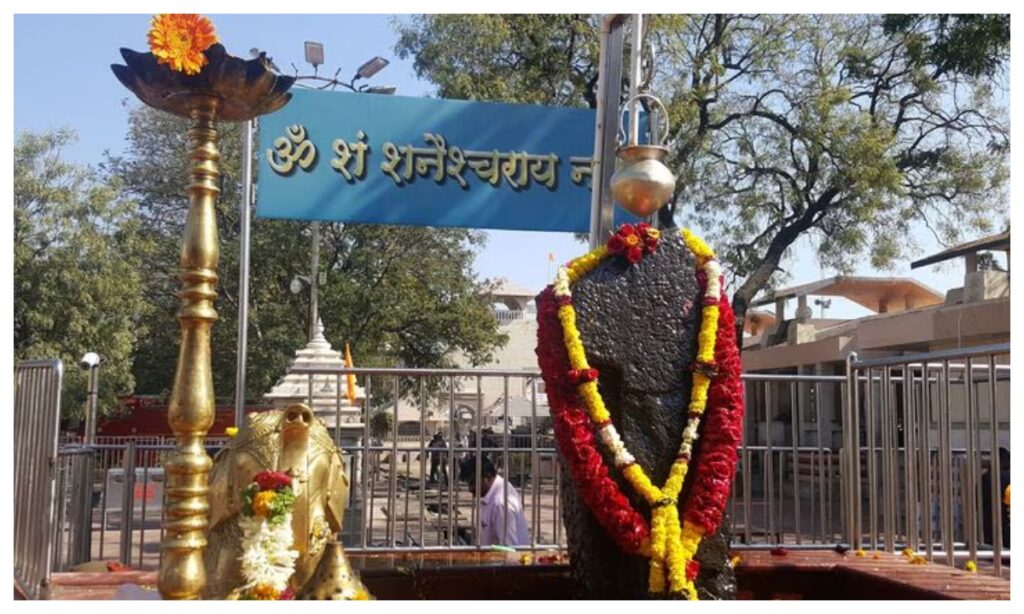 शनि शिंगणापुर मंदिर, महाराष्ट्र