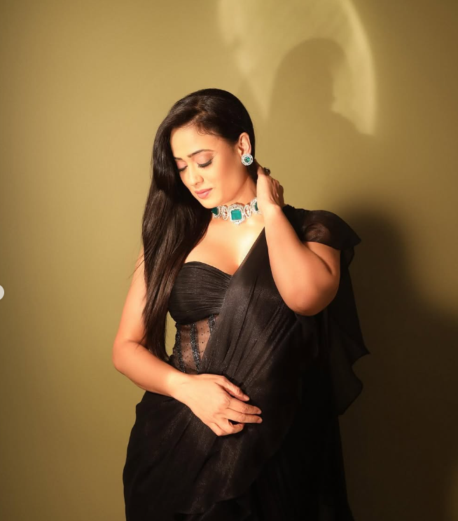 Shweta Tiwari Black Blouse Fashion Trends - Live Times