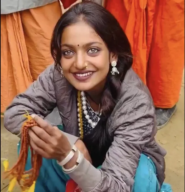 Monalisa of Maha kumbh Selling Rudraksha - Live Times