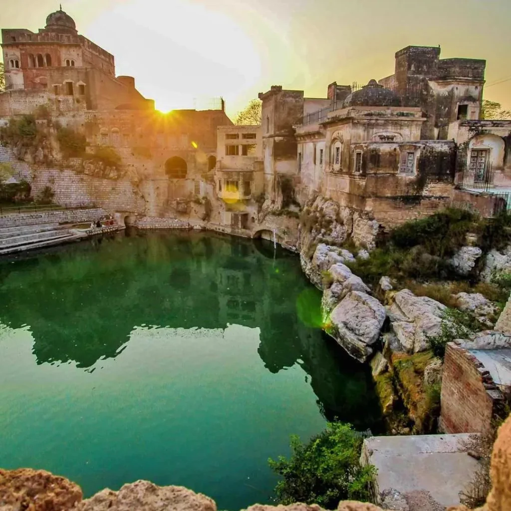 Katas Raj Temple, Pakistan, Lord Shiva, Lahore, Hindu temples in Pakistan, Chakwal, Katas Raj Mandir History, Mahabharata, 
